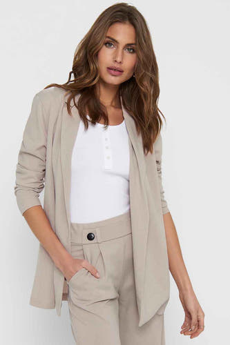 Blazer gris de JDY, à ouverture frontale et manches longues, porté sur un haut blanc.
