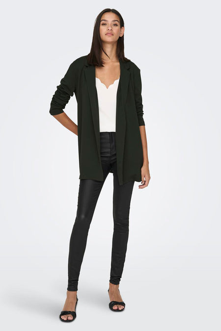 Blazer marron de JDY, porté sur une chemise blanche et un pantalon noir, avec des talons.