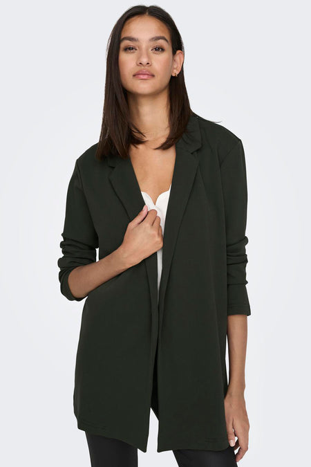 Blazer marron de JDY porté ouvert sur une chemise blanche et un pantalon noir.