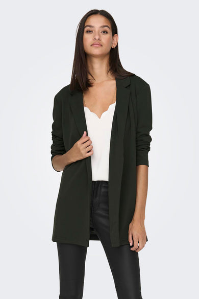 Blazer marron de JDY porté sur une top blanche et un pantalon en cuir noir.