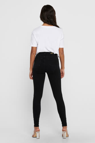 Jean skinny noir ONLY, avec une coupe ajustée et des talons transparents.