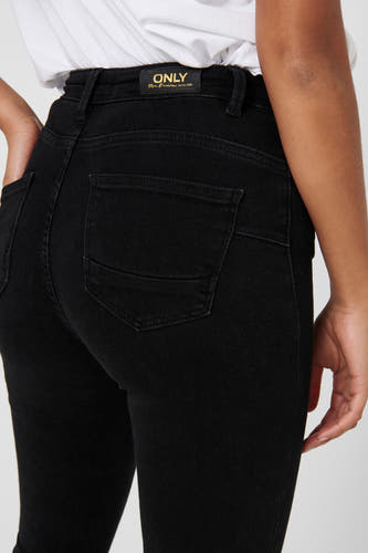 Jean skinny noir ONLY, avec poches arrière et label de marque à l'arrière de la ceinture.