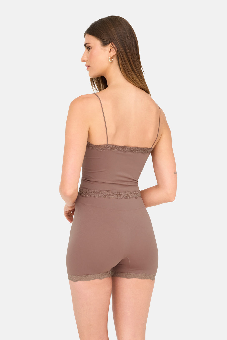 Vrouw in bruin ondergoedset met kanten details, rugaanzicht.