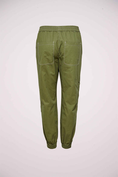Pantalon vert de JDY, avec une ceinture élastique et des poches à l'arrière.