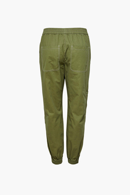 Pantalon vert de JDY, avec des surpiqures blanches sur les poches arrière et des passants élastiques.