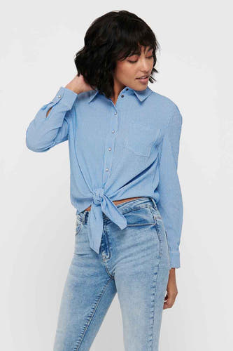 Chemise blanche à rayures à manches longues de ONLY, nouée sur le devant, portée avec un jean bleu.