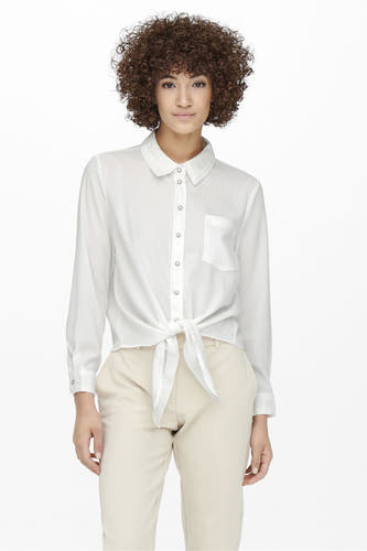 Chemisier écru à manches longues d'ONLY, vu de dos, avec un design uni et un pantalon crème et des talons.