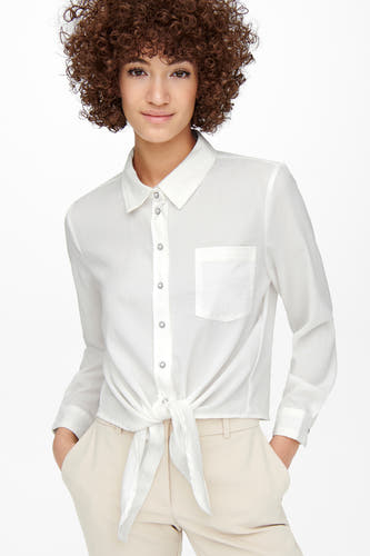 Blouse écru à manches longues de ONLY, boutonnée sur le devant, avec poche poitrine et pantalon beige.