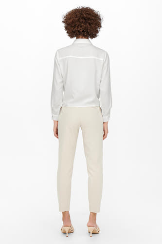 Ecru hemd met lange mouwen van ONLY, gezien van achteren, met een effen design en crèmekleurige pantalon en hakken.
