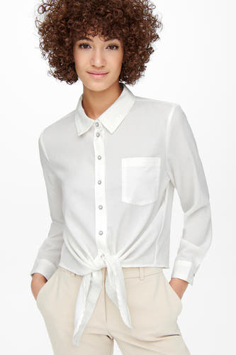 Chemise écru à manches longues d'ONLY, boutonnée sur le devant, avec un pantalon beige clair.