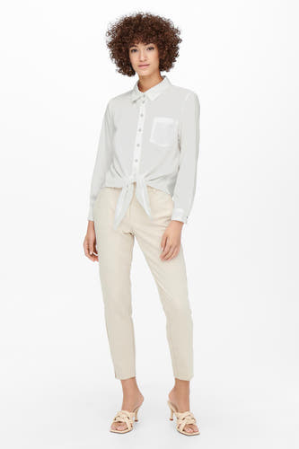 Chemisier écru à manches longues d'ONLY, détail noué à l'avant, avec un pantalon beige et des talons.