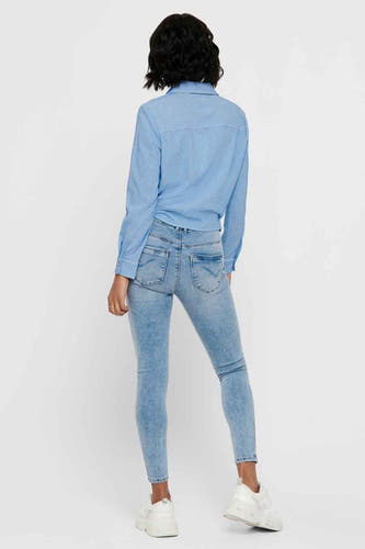 Chemise blanche à manches longues ONLY®, rayée et boutonnée, vue de dos.