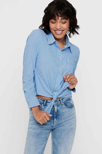 Chemise blanche à rayures à manches longues de ONLY, nouée sur le devant, avec un jean.