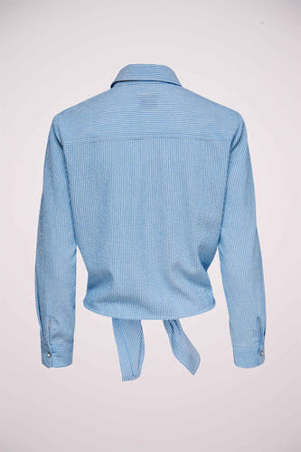 Chemise blanche à rayures à manches longues de ONLY, avec détails de boutons et ceinture à nouer au dos.