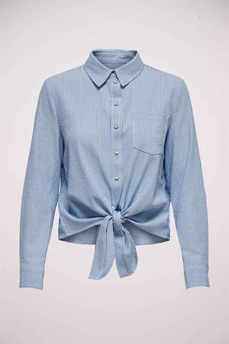 Chemise blanche à rayures à manches longues de ONLY, avec détail de boutons et poche poitrine.