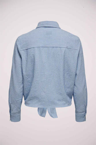 Chemise blanche à rayures à manches longues ONLY, avec détail de bouton au dos.