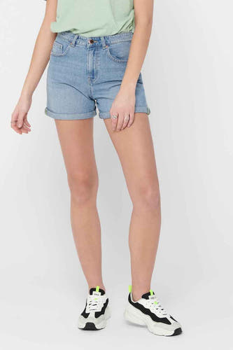 Shorts en denim bleu clair courts ONLY, avec un ourlet replié et portés avec des baskets.