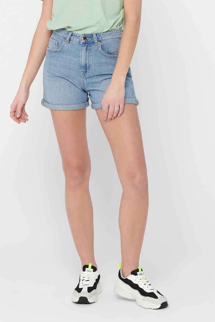 Shorts en denim bleu clair courts ONLY, avec un ourlet replié et portés avec des baskets.
