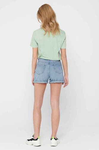 Short light blue denim pants from ONLY, with turned-up cuffs and worn with a light green T-shirt.