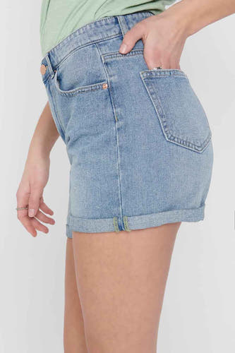 Short en denim bleu clair de ONLY, avec un ourlet relevé et une poche poaire, vue de côté.