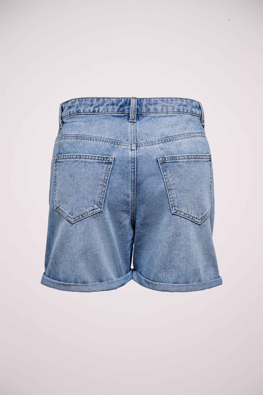 Short en denim bleu clair de ONLY, avec des poches arrière et des jambes relevées.