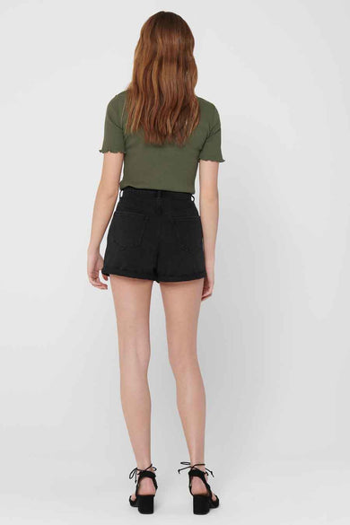Zwarte denim short van ONLY, met hoge taille, gecombineerd met een olijfgroen shirt en zwarte hakken.