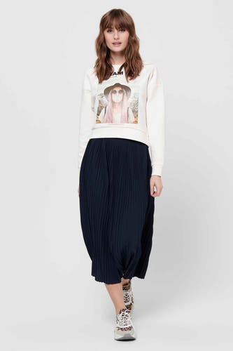 Sweater blanc avec col rond de ONLY, associé à une jupe plissée et des baskets, vue arrière.