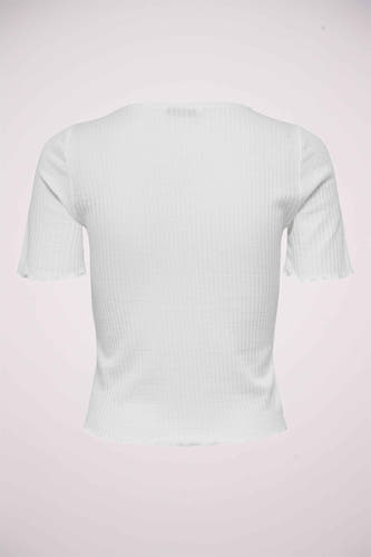 T-shirt blanc à manches courtes d'ONLY, avec une texture rayée et un col en vagues.