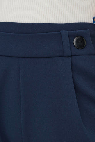Short bleu de JDY, avec une texture lisse et un détail à bouton unique.