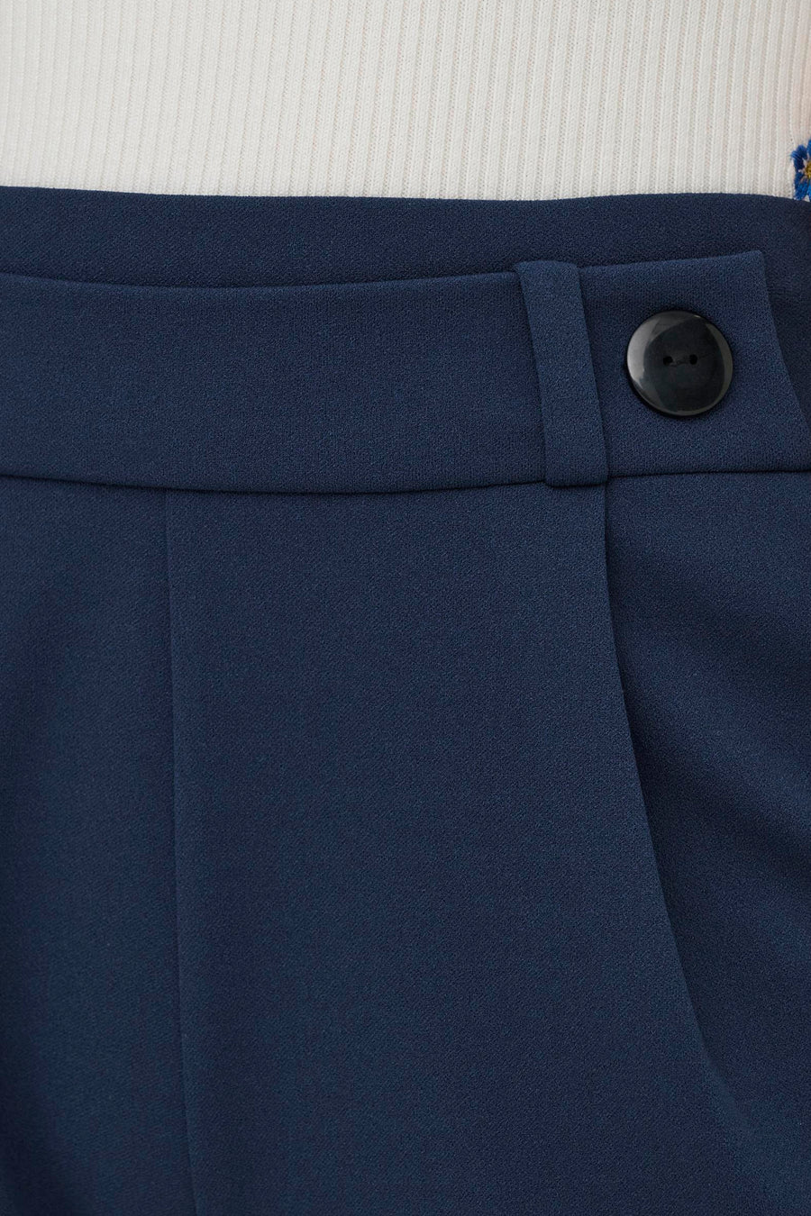 Short bleu de JDY, avec une texture lisse et un détail à bouton unique.