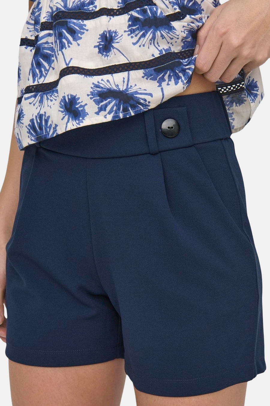 Marineblauwe korte broek met knoop.