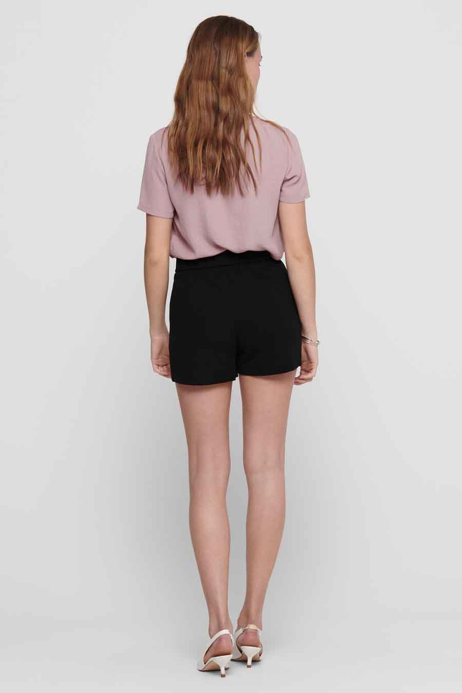 Shorts noirs en tissu avec ceinture élastique et boutons.