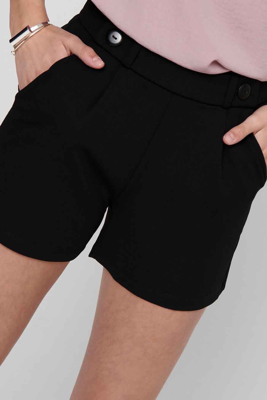 Shorts noirs avec une taille haute et des boutons.