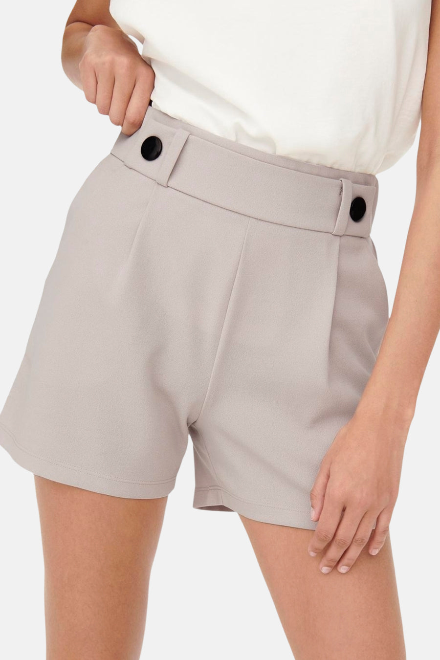 Shorts plissés gris avec des boutons noirs.