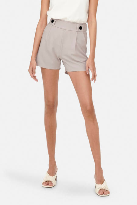 Short gris JDY avec des boutat décoratives et et et pl plée.