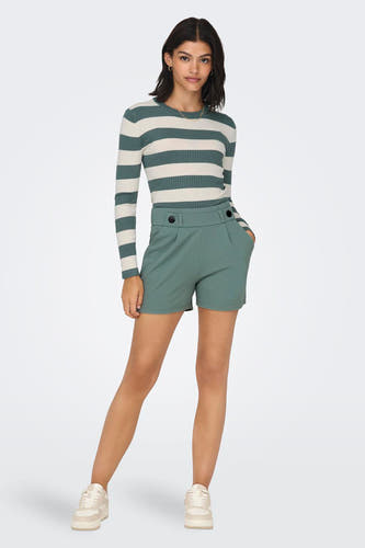 Groene short van JDY, met plooien aan de voorkant en knoopdetails.
