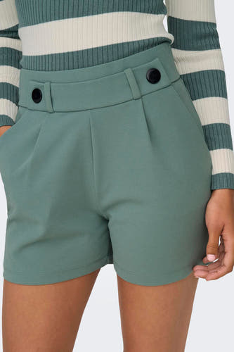 Short vert de JDY avec plis à l'avant et boutons décoratifs.