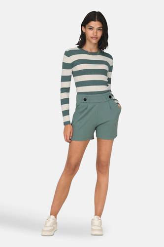 Short vert de JDY, avec une taille haute et des boutons décoratifs, associé à un haut rayé et des baskets.