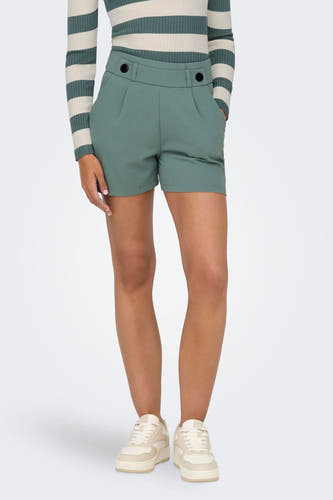 Short vert de JDY, avec une ce taille haute et des détails dé détails combinéé un top rayé et des baskets.
