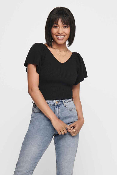 T-shirt noir à manches courtes de ONLY, avec un col V et porté avec des jeans bleus et des baskets blanches.
