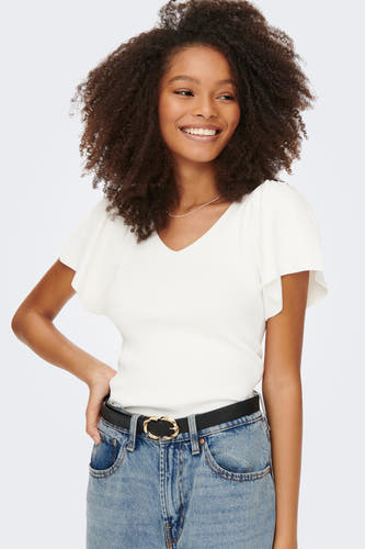 T-shirt blanc à manches courtes d'ONLY, avec une structure en côtes, associé à des jeans et un ceinture noire.