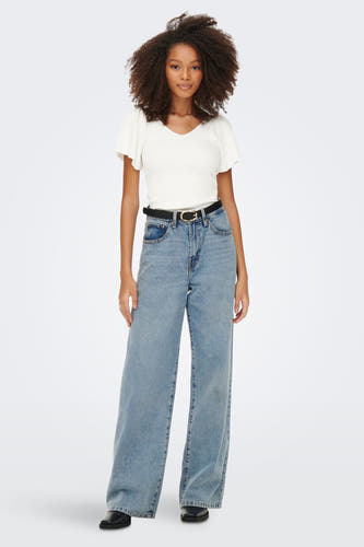 T-shirt blanc à manches courtes de ONLY, porté avec des jeans larges et une ceinture noire.