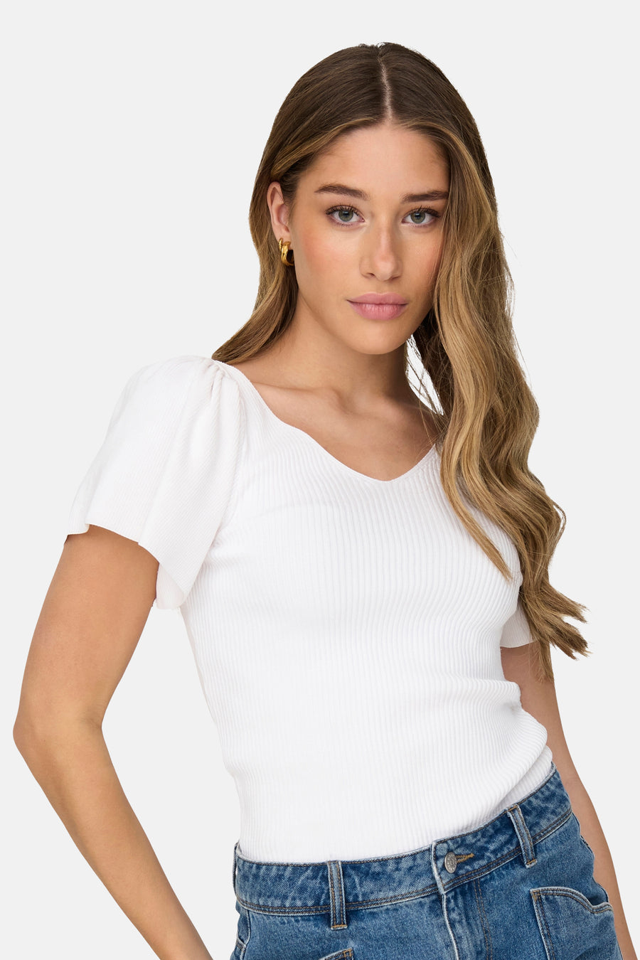 Wit T-shirt met korte mouwen van ONLY, met geribbelde textuur en V-hals, gecombineerd met een jeans.