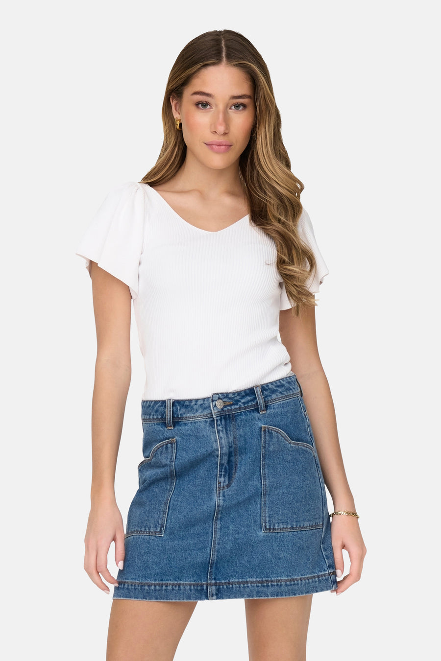 T-shirt blanc à manches courtes d'ONLY, avec une texture côtelée et un détail de côte sur le dos.