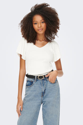 T-shirt blanc à manches courtes d'ONLY, avec une texture rayée, associé à des jeans et une ceinture noire.
