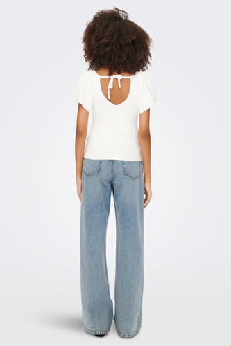 T-shirt blanc à manches courtes d'ONLY, avec une en ouverte et un détail rayé.