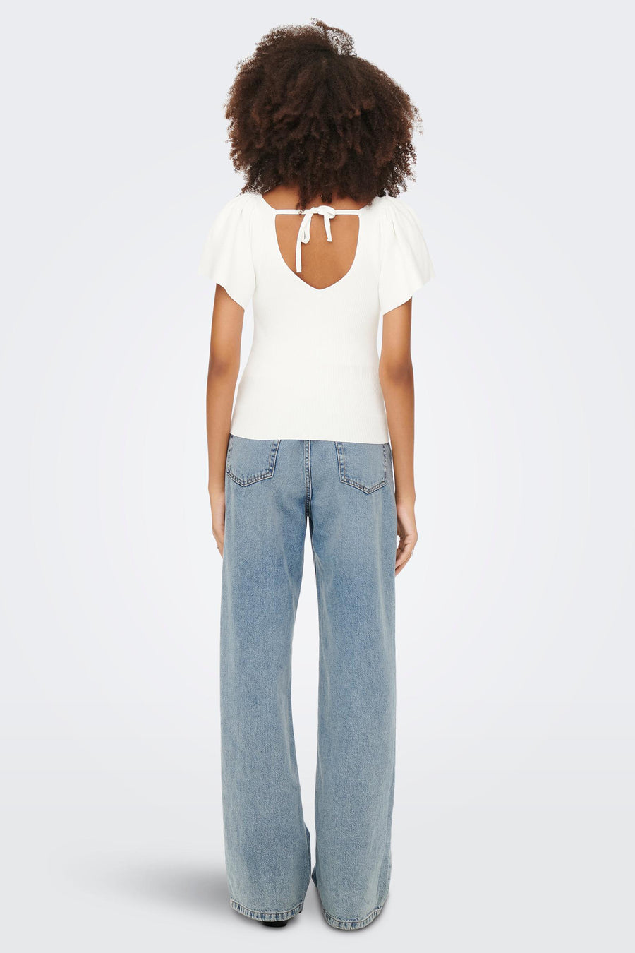 T-shirt blanc à manches courtes d'ONLY, avec une en ouverte et un détail rayé.