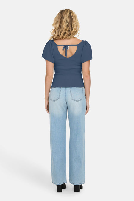 T-shirt bleu à manches courtes de ONLY, avec un détail rayé et une découpe dans le dos.