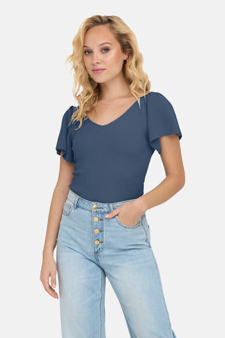 T-shirt bleu à manches courtes de ONLY®, avec structure en côtes et porté avec un jean bleu clair.