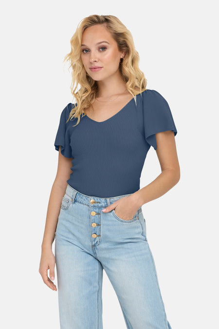 T-shirt bleu à manches courtes de ONLY®, avec structure en côtes et porté avec un jean bleu clair.